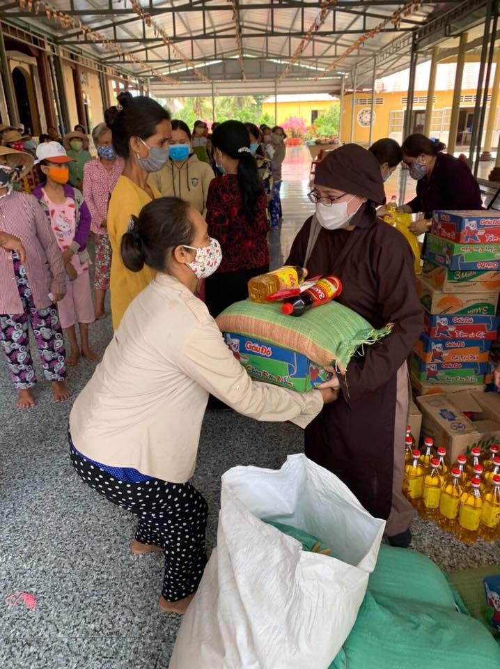 Trung tâm Văn hóa Phật giáo Việt Nam tại Hàn Quốc tặng quà đồng bào bị hạn, mặn - ảnh 2