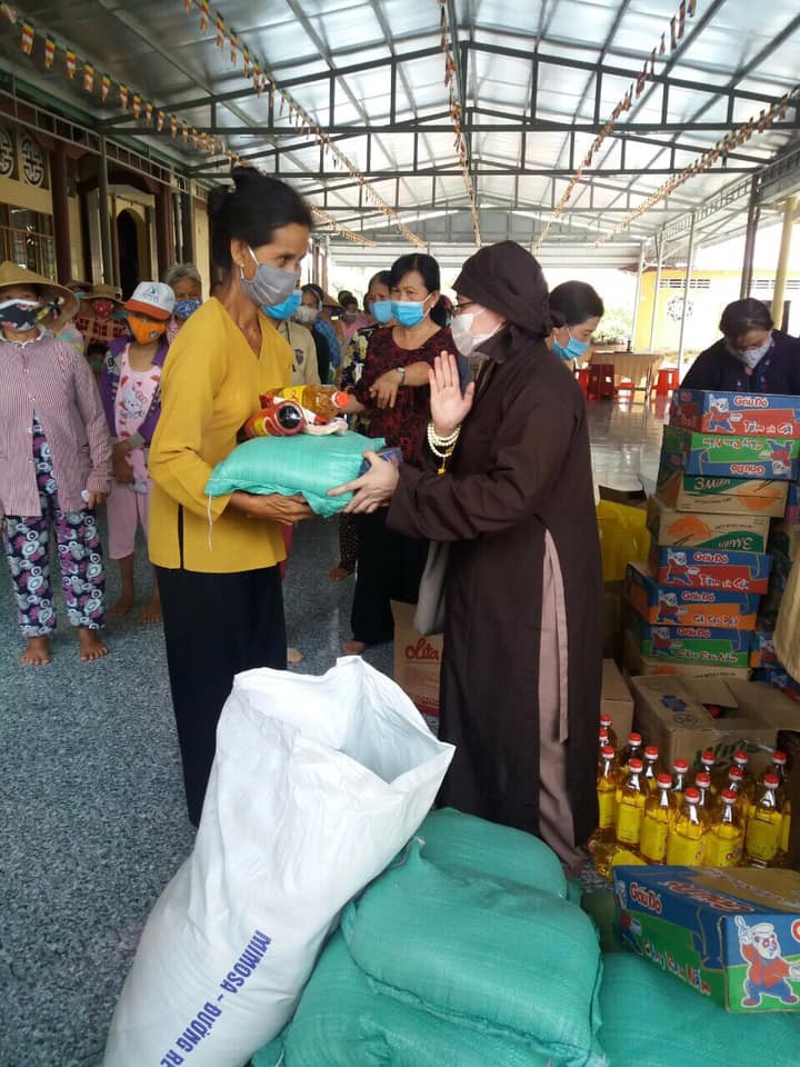 Trung tâm Văn hóa Phật giáo Việt Nam tại Hàn Quốc tặng quà đồng bào bị hạn, mặn - ảnh 4