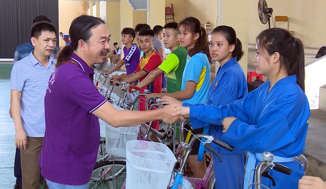 Trung tâm Huấn luyện và Thi đấu thể dục thể thao Yên Bái cùng Việt kiều Trường Nguyễn tặng xe đạp cho vận động viên  - ảnh 1