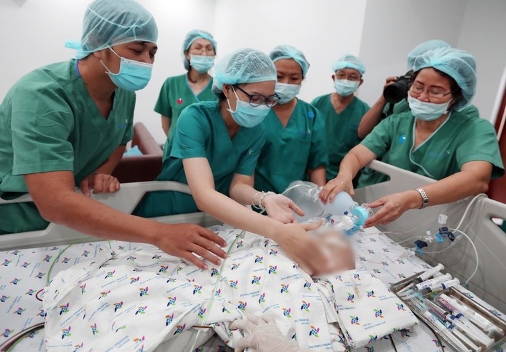 Báo chí quốc tế đưa tin về cuộc phẫu thuật tách rời cặp song sinh dính liền vùng chậu tại Việt Nam - ảnh 1