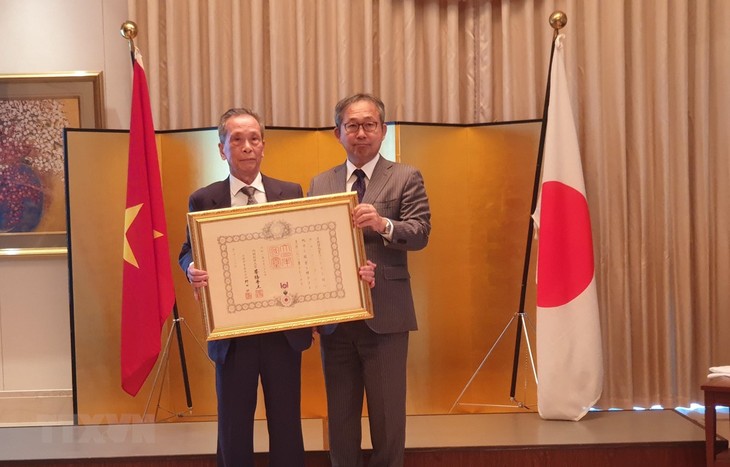 Nhật Bản trao Huân chương Mặt trời mọc Tia sáng vàng và Nơ thắt hoa hồng cho Phó Giáo sư - Tiến sĩ Trần Sơn - ảnh 1