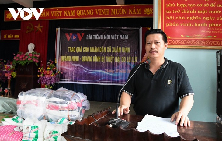 VOV trao 250 suất quà tổng trị giá 500 triệu đồng cho người dân vùng lũ Quảng Bình - ảnh 3