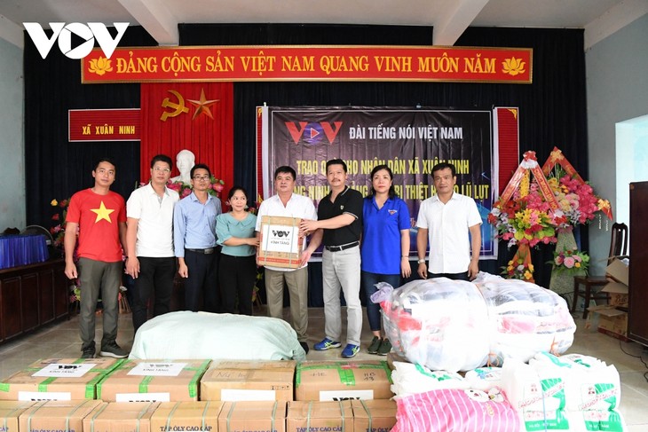 VOV trao 250 suất quà tổng trị giá 500 triệu đồng cho người dân vùng lũ Quảng Bình - ảnh 4
