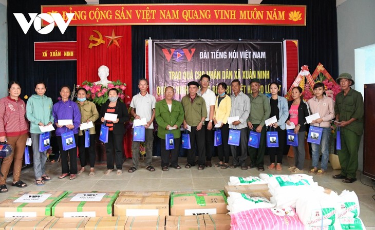 VOV trao 250 suất quà tổng trị giá 500 triệu đồng cho người dân vùng lũ Quảng Bình - ảnh 9