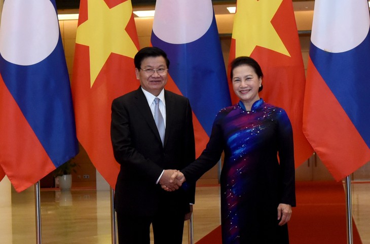 Chủ tịch Quốc hội Nguyễn Thị Kim Ngân hội kiến Thủ tướng Lào Thongloun Sisoulith - ảnh 1
