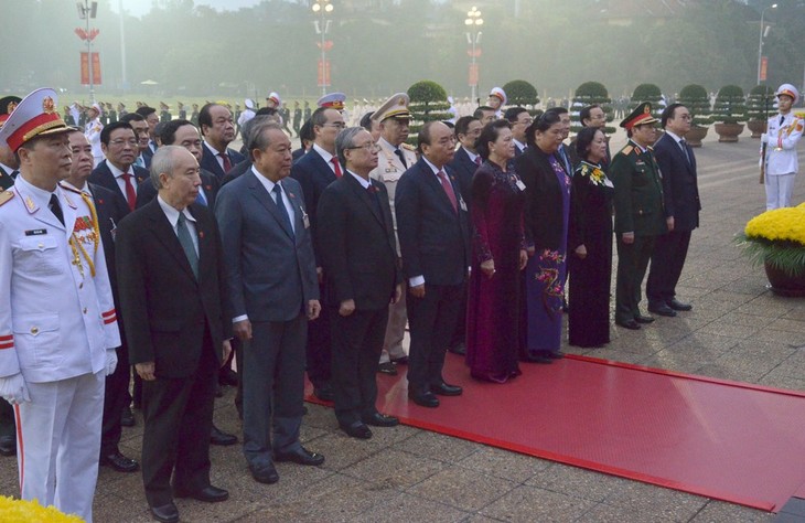Các đại biểu dự Đại hội đại biểu toàn quốc lần thứ XIII của Đảng vào Lăng viếng Chủ tịch Hồ Chí Minh và các anh hùng, liệt sĩ - ảnh 3