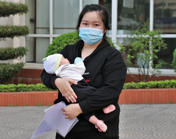 Bệnh nhi sơ sinh đầu tiên mắc COVID-19 tại Việt Nam khỏi bệnh - ảnh 1