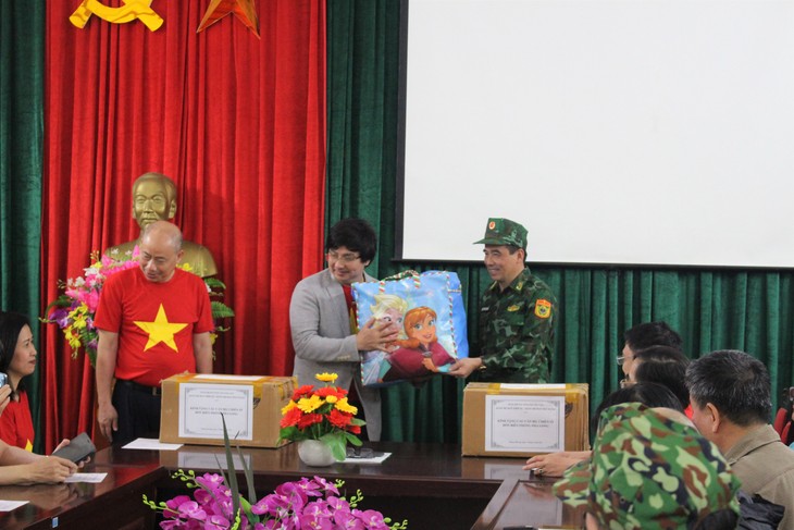 Cán bộ, đảng viên VOV thăm và tặng quà chiến sĩ biên phòng, bệnh nhân nghèo thuộc tỉnh Lào Cai - ảnh 2