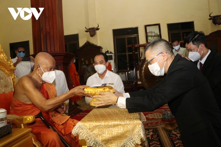 Giáo hội Phật giáo Việt Nam trao quà hỗ trợ chư tăng Phật giáo và kiều bào tại Campuchia - ảnh 1