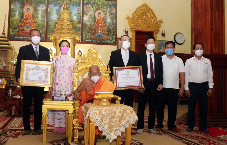 Giáo hội Phật giáo Việt Nam trao quà hỗ trợ chư tăng Phật giáo và kiều bào tại Campuchia - ảnh 2