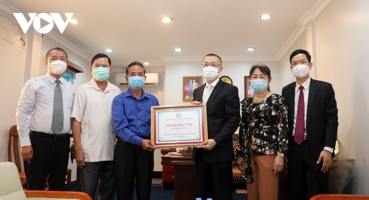 Giáo hội Phật giáo Việt Nam trao quà hỗ trợ chư tăng Phật giáo và kiều bào tại Campuchia - ảnh 3