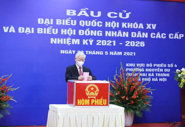Tổng Bí thư Nguyễn Phú Trọng trả lời phỏng vấn sau khi bỏ phiếu bầu cử - ảnh 1