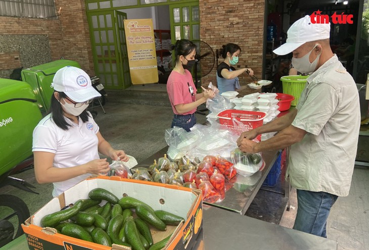 Xe 'cơm di động miễn phí' đến tận tay người nghèo TP Hồ Chí Minh trong mùa dịch - ảnh 4