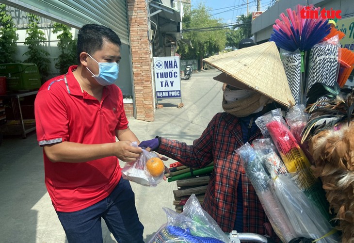 Xe 'cơm di động miễn phí' đến tận tay người nghèo TP Hồ Chí Minh trong mùa dịch - ảnh 6