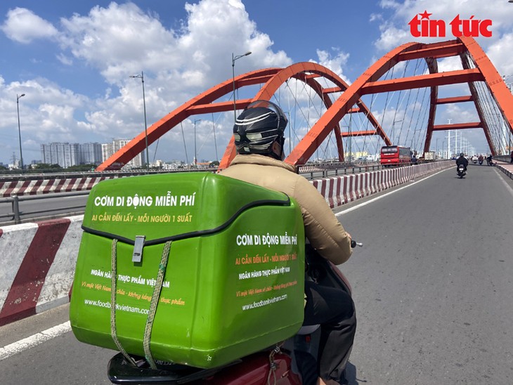 Xe 'cơm di động miễn phí' đến tận tay người nghèo TP Hồ Chí Minh trong mùa dịch - ảnh 7