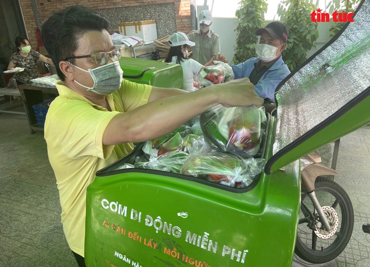 Xe 'cơm di động miễn phí' đến tận tay người nghèo TP Hồ Chí Minh trong mùa dịch - ảnh 5