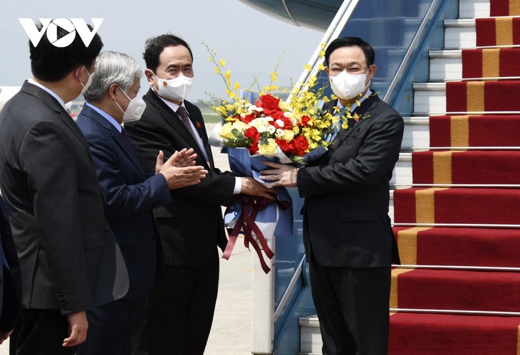 Chủ tịch Quốc hội chứng kiến lễ bàn giao vaccine ngay sau khi tới sân bay Nội Bài - ảnh 1