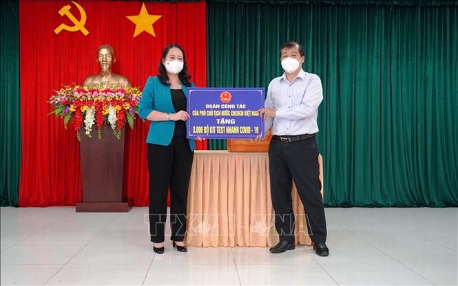 Phó Chủ tịch nước Võ Thị Ánh Xuân thăm lực lượng phòng, chống dịch COVID-19 tại Tây Ninh - ảnh 1