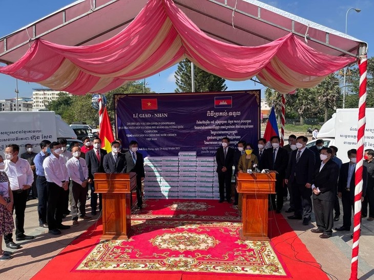 Campuchia trao tặng Việt Nam 200.000 liều vaccine ngừa COVID-19 - ảnh 1