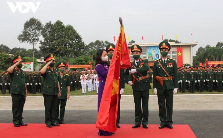 Phó Chủ tịch nước Võ Thị Ánh Xuân trao Huân chương Quân công hạng Nhì cho Trường Sỹ quan Lục quân 2 - ảnh 1