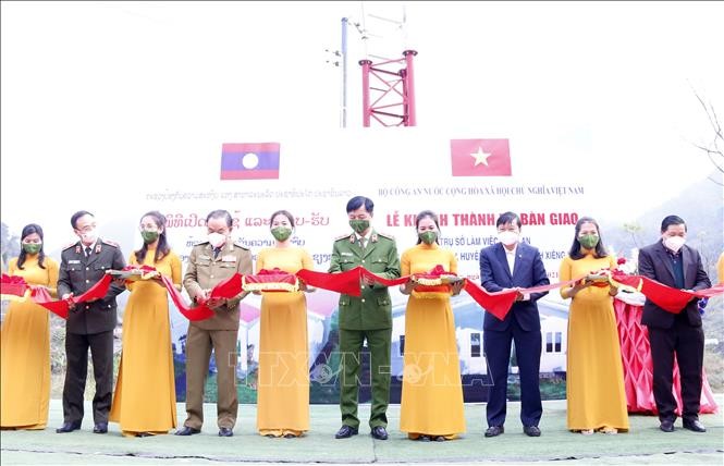 Bộ Công an Việt Nam bàn giao trụ sở công an bản đầu tiên cho Bộ Công an Lào  - ảnh 1