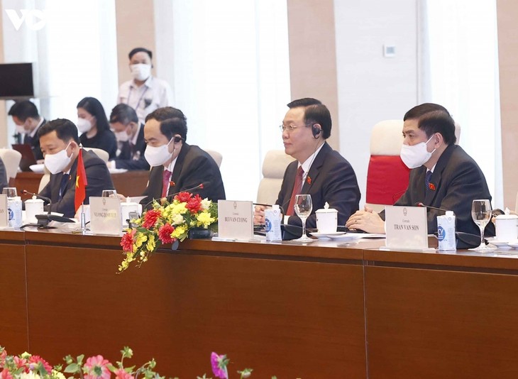 Chủ tịch Quốc hội Vương Đình Huệ hội kiến với Thủ tướng Lào Phankham Viphavanh - ảnh 6