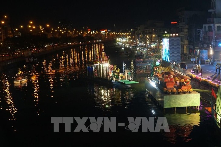 Đặc sắc chợ hoa Xuân “Trên bến dưới thuyền” tại Thành phố Hồ Chí Minh - ảnh 1