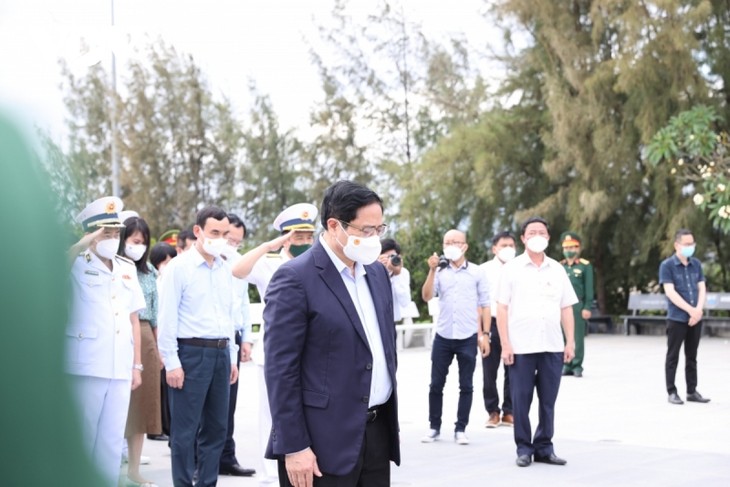 Thủ tướng tưởng niệm liệt sĩ Gạc Ma, thăm lữ đoàn tàu ngầm Hải quân - ảnh 2