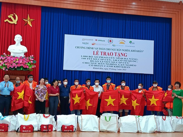 Trao 1.000 áo phao cứu sinh cho ngư dân khó khăn ở tỉnh Khánh Hòa - ảnh 1