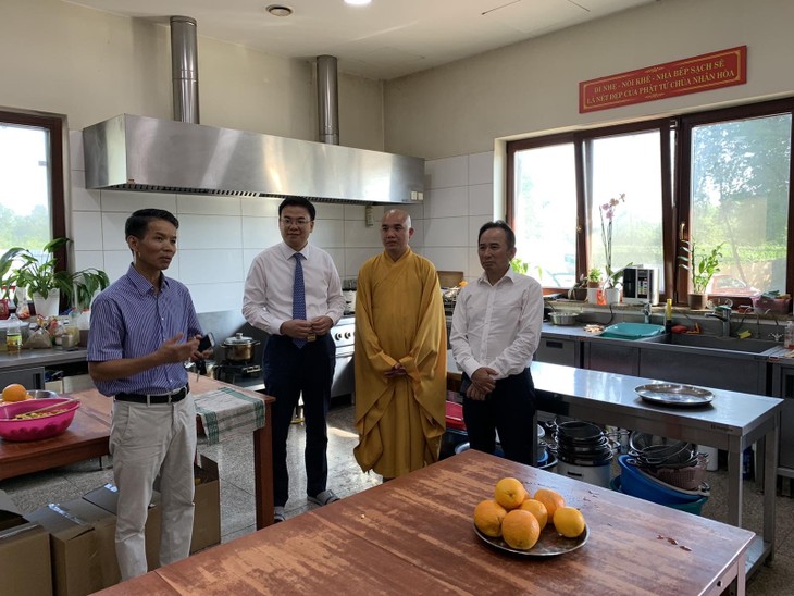 Thứ trưởng Bộ Ngoại giao  Phạm Quang Hiệu làm việc với Trung tâm Văn hóa Phật Giáo Việt Nam tại Ba Lan - ảnh 2