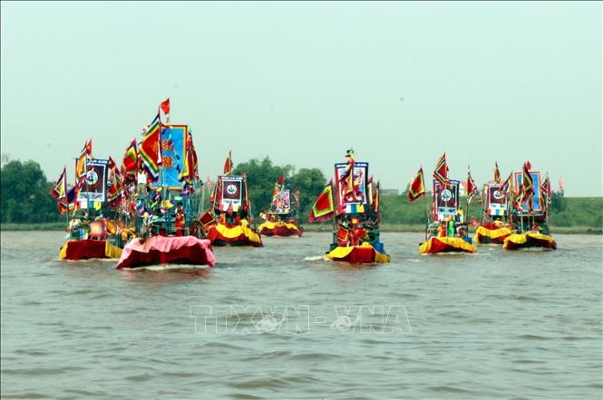 Diễn xướng hội quân trên sông Lục Đầu thu hút đông đảo du khách - ảnh 1