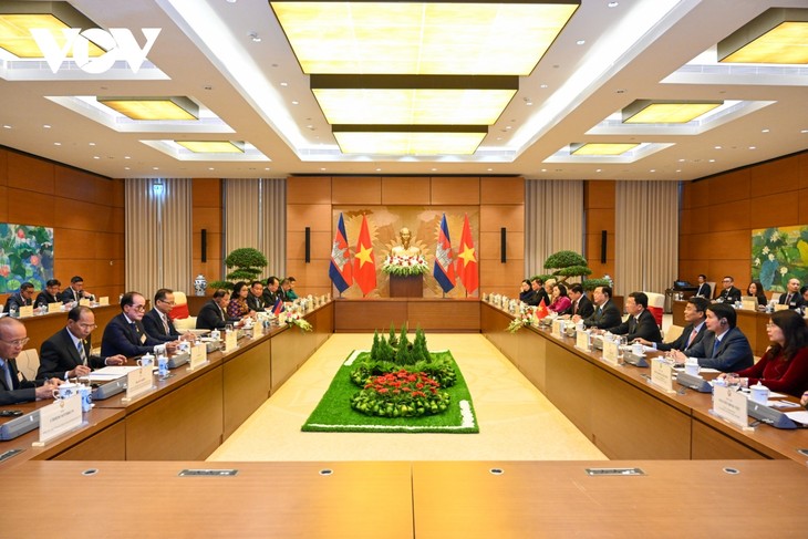 Chủ tịch QH Vương Đình Huệ hội đàm với Chủ tịch Thượng viện Vương quốc Campuchia - ảnh 2