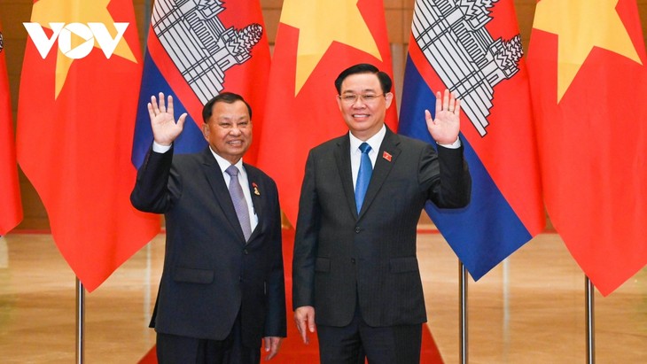 Chủ tịch QH Vương Đình Huệ hội đàm với Chủ tịch Thượng viện Vương quốc Campuchia - ảnh 1