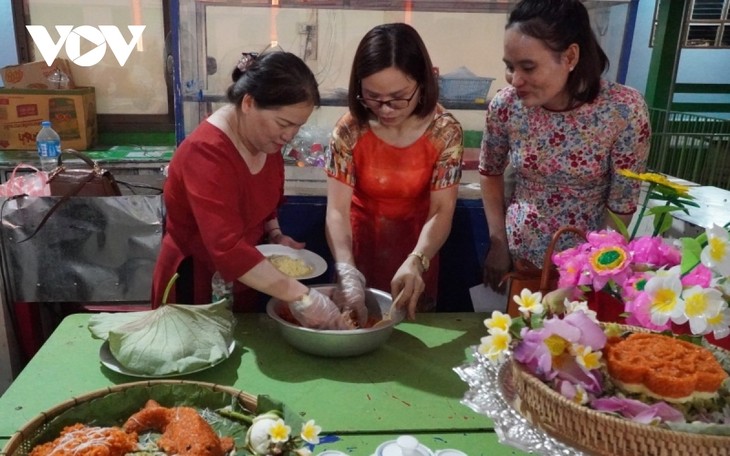 Việt kiều tại Lào kỷ niệm ngày Phụ nữ Việt Nam - ảnh 2