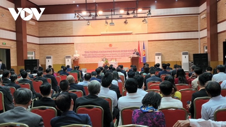 Thủ tướng Phạm Minh Chính gặp Đại Sứ quán và Đại diện Cộng đồng người Việt tại Campuchia - ảnh 1