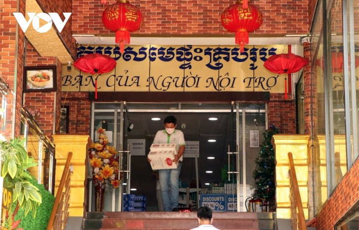 Nhộn nhịp thị trường Tết Việt tại Campuchia - ảnh 4