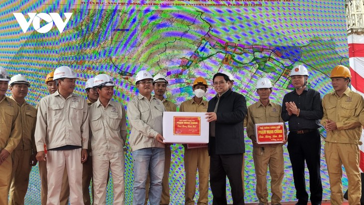 Thủ tướng Phạm Minh Chính kiểm tra dự án xây dựng đường bộ cao tốc Nha Trang - Cam Lâm - ảnh 1