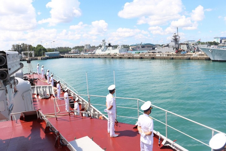 Hải quân Việt Nam thực hiện nhiệm vụ đối ngoại quốc phòng tại Singapore và Philippinnes - ảnh 1