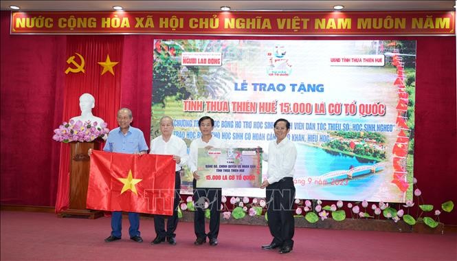  Tặng 15.000 lá cờ Tổ quốc cho tỉnh Thừa Thiên - Huế  - ảnh 1
