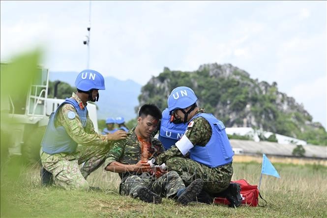 Lực lượng gìn giữ hòa bình Việt Nam và các nước trình diễn kỹ năng ứng phó tình huống khẩn cấp - ảnh 1