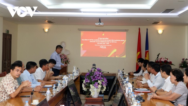 Doanh nghiệp Việt Nam trao tặng học bổng cho sinh viên Campuchia đang học tại Việt Nam - ảnh 1