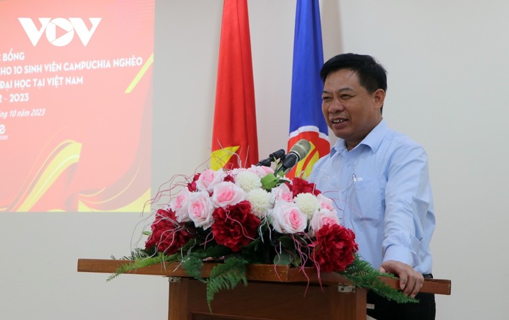 Doanh nghiệp Việt Nam trao tặng học bổng cho sinh viên Campuchia đang học tại Việt Nam - ảnh 3