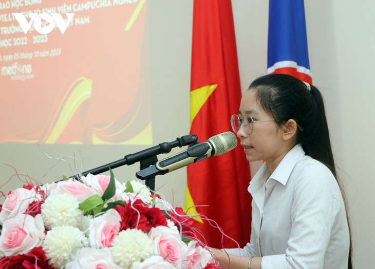 Doanh nghiệp Việt Nam trao tặng học bổng cho sinh viên Campuchia đang học tại Việt Nam - ảnh 4