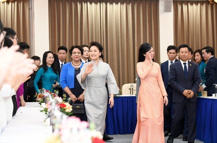 Phu nhân Tổng Bí thư, Chủ tịch nước Trung Quốc giao lưu với sinh viên ĐH Quốc gia Hà Nội - ảnh 4