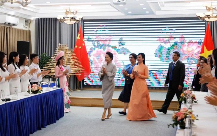 Phu nhân Tổng Bí thư, Chủ tịch nước Trung Quốc giao lưu với sinh viên ĐH Quốc gia Hà Nội - ảnh 3