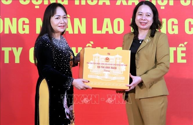 Phó Chủ tịch nước Võ Thị Ánh Xuân trao quà cho gia đình chính sách, công nhân khó khăn tại Thái Bình - ảnh 1