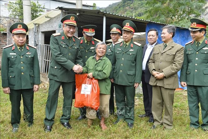 Hội Hỗ trợ khắc phục hậu quả bom mìn Việt Nam, thăm, tặng quà gia đình nạn nhân bom mìn tại Hà Giang - ảnh 2