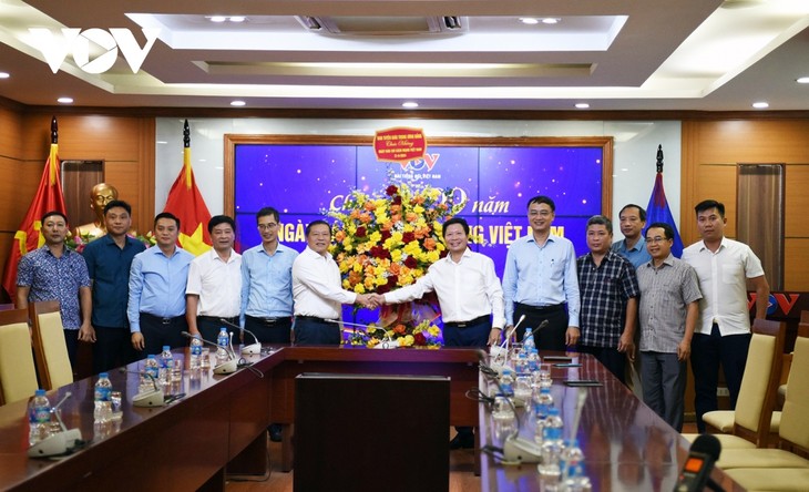Phó Trưởng Ban Thường trực Ban Tuyên giáo Trung ương Lại Xuân Môn đến thăm và chúc mừng Đài Tiếng nói Việt Nam - ảnh 1