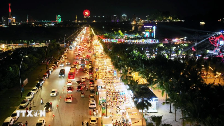 Khai trương tuyến phố theo mô hình chợ đêm - VuiFest Ha Long  - ảnh 1