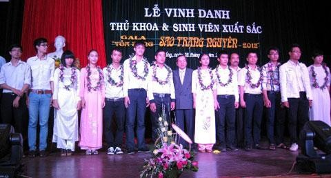 Đại học Đà Nẵng vinh danh sinh viên thủ khoa và xuất sắc năm 2012  - ảnh 1